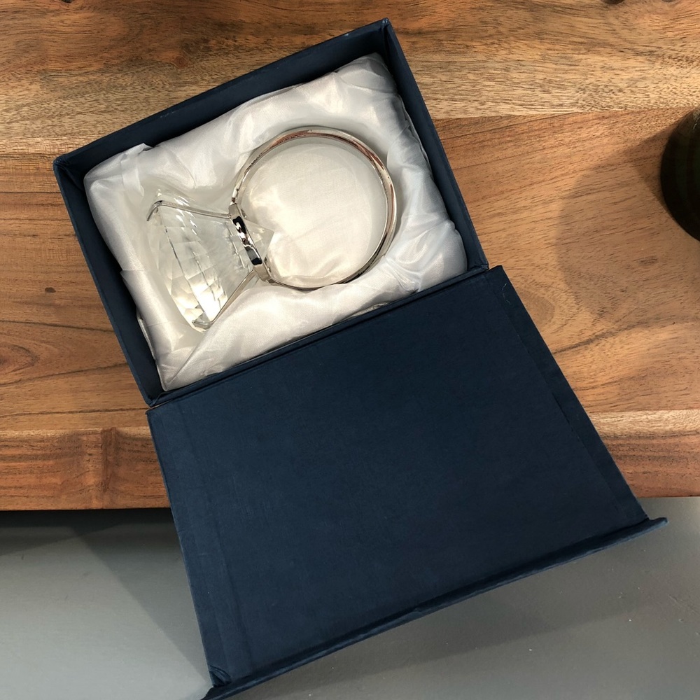 Faux engagement ring paperweight - Picture 4 of 8